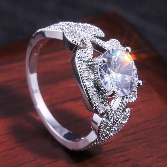 New Women’s 925 Silver Beautiful Flower Diamond Ring - Picture 3 of 6